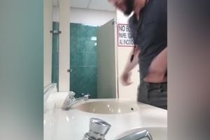 ONAJ MOMENAT KADA NE UMETE DA PUSTITE VODU NA SLAVINI U TOALETU! Samo što ste natrljali ruke sapunom, ali fali vam voda i vi počinjete da ludite! (VIDEO)