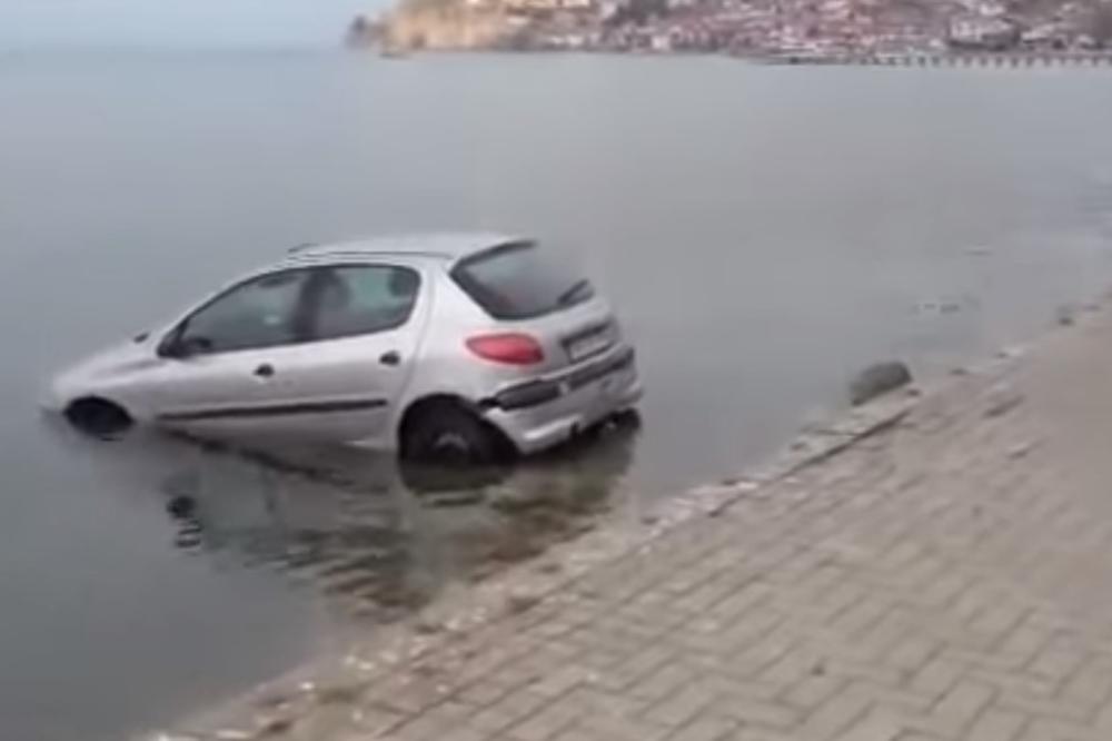 ZABORAVILA RUČNU: Otišla da popije kafu, a pežo upao u Ohridsko jezero (VIDEO)