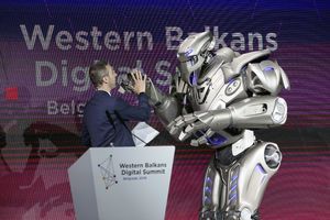 4.000 UČESNIKA I 200 IT GOVORNIKA: Otvoren Digitalni samit ekonomija Zapadnog Balkana u Beogradu, robot Titan plesao Gangam stajl! (VIDEO)