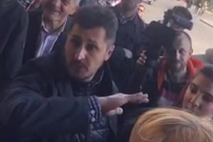 ŠAKOM NA ŽENU! Pogledajte kako je Jeremićev odbornik Miloš Pavlović zamahnuo rukom na ženu! SKANDAL! (KURIR TV)