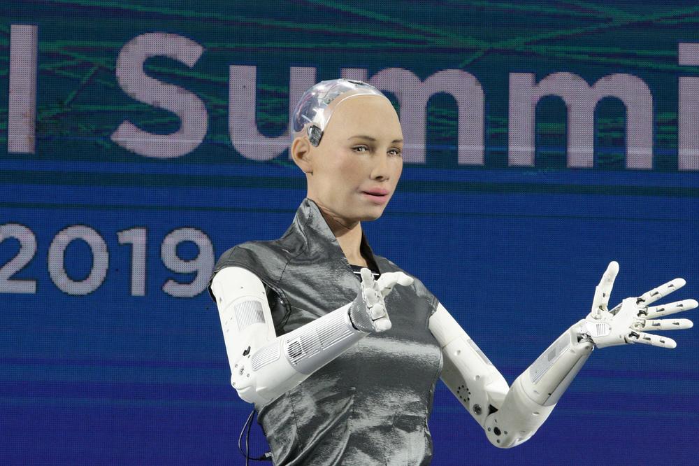 SOFIJIN ŠOU USRED BEOGRADA: Žena-robot prvo porazgovarala sa Brankom a onda se obratila učesnicima digitalnog samita! Evo šta im je otkrila o sebi, a potom poručila i ovo! (FOTO)