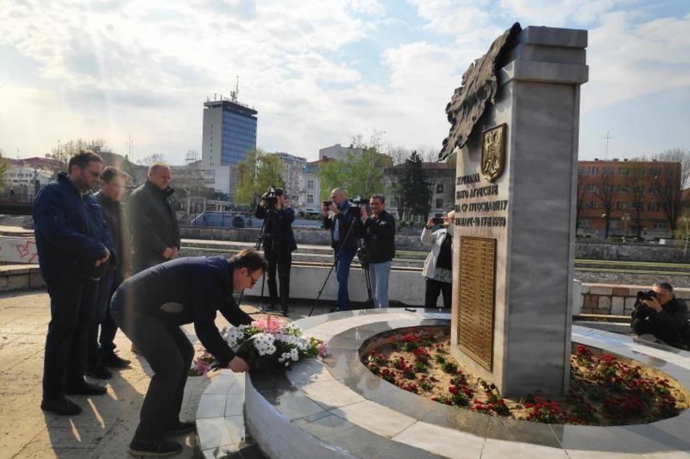 MRŽNJU SU OSTAVILI IZA SEBE: Veterani iz Hrvatske, BiH i Srbije položili vence na spomenik žrtvama NATO u Nišu i poslali poruku mira