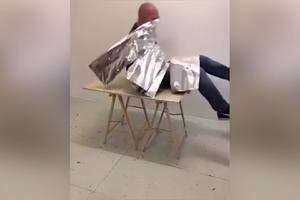 FOLIJA, BODEŽI I BALONI: Ovaj čovek je opčinjen aluminijumskom folijom, nije normalno šta sve ume da uradi! (VIDEO)