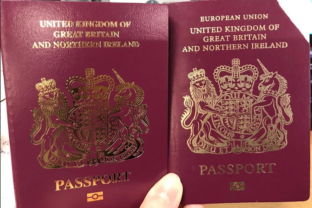 BRITANIJA VEĆ IZDAJE PASOŠE BEZ NATPISA EVROPSKA UNIJA: Do kraja godine se vraćaju čuvene plave pasoše! (FOTO)