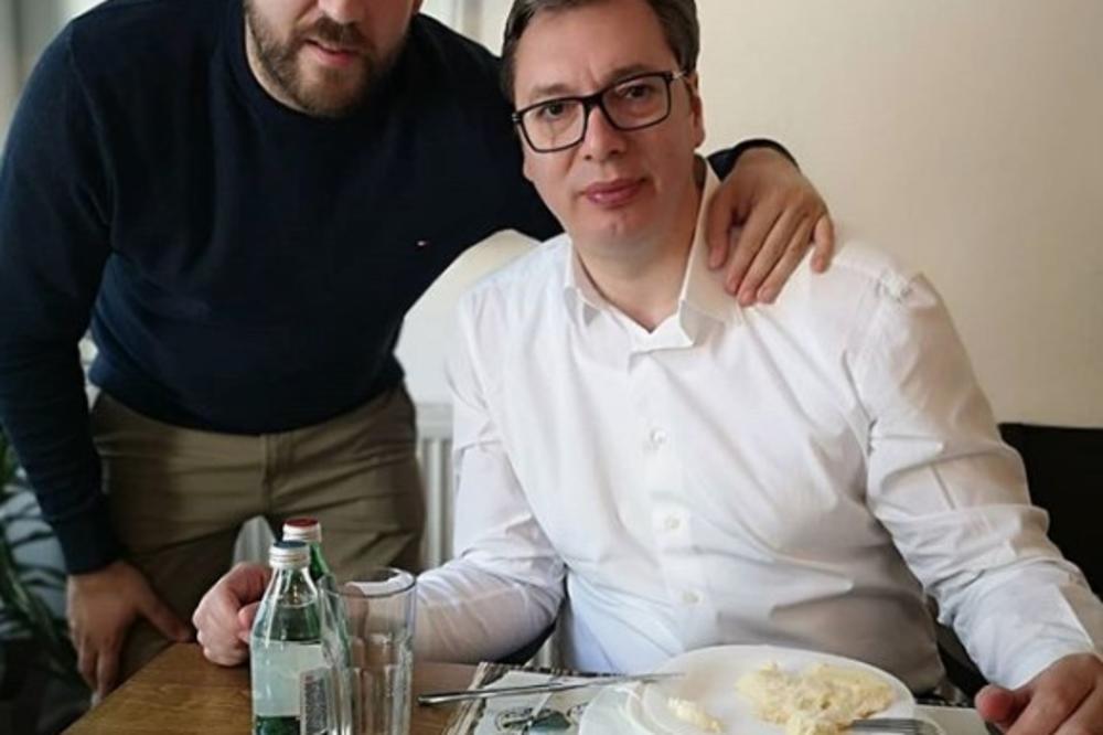 PREDAH UZ DOMAĆU POGAČU I KAJMAK: Fotka s predsednikom Vučićem uz ručak (FOTO)
