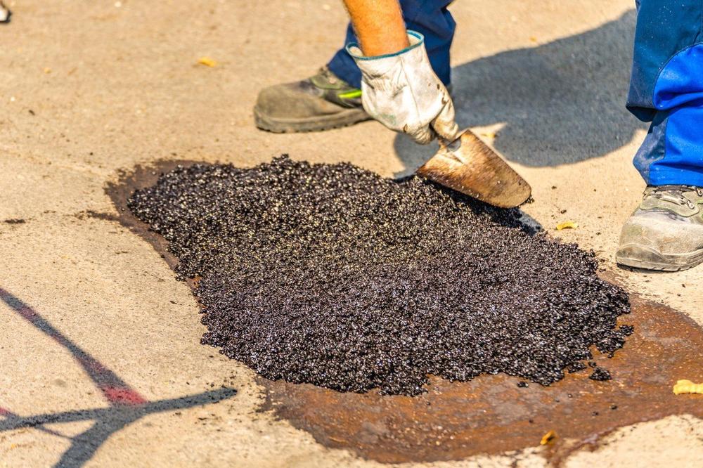 POPRAVIO RUPE NA PUTEVIMA, GRAĐANI GA ČASTILI MARIHUANOM: Vlast ga kritikuje, a evo šta on kaže!