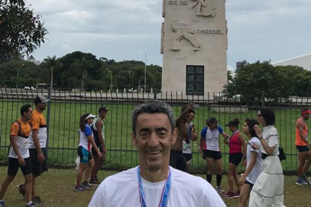 PONOSI SLAVU SRBIJE U MAJICI KURIRA: Beogradski advokat istrčao maraton u Sao Paulu