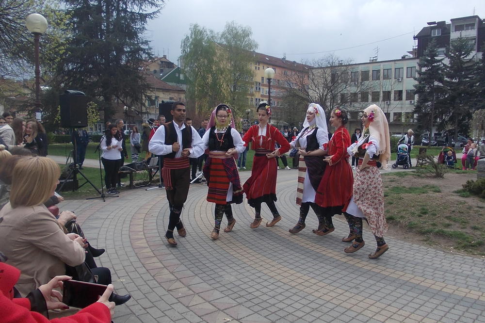 ROMSKA SREĆA U CENTRU LOZNICE: Učenici Tehničke škole recitovali su pesme, a folklorna sekcija predstavila je tradicionalne romske igre!