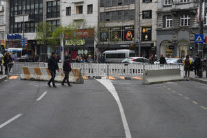 PREPREKE U CENTRU GRADA: Postavljene betonske ograde okoTrga republike