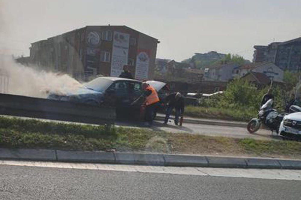DRAMA NA PLAVOM MOSTU: Zapalio se automobil, drugi vozači odmah pritekli u pomoć! (FOTO)