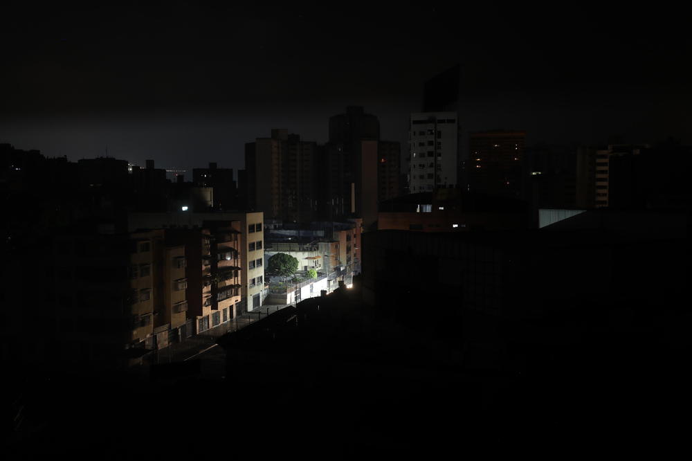 NAJVEĆA HAVARIJA ZA NEDELJU DANA: Karakas ponovo bez struje! (VIDEO)