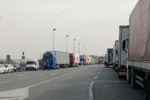 SMANJILE SE GUŽVE: Normalizovan teretni saobraćaj na prelazu Sremska Rača (FOTO)