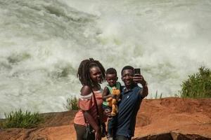 NOVA ŽRTVA SELFIJA: Turista se okliznuo, pao u Nil i udavio!