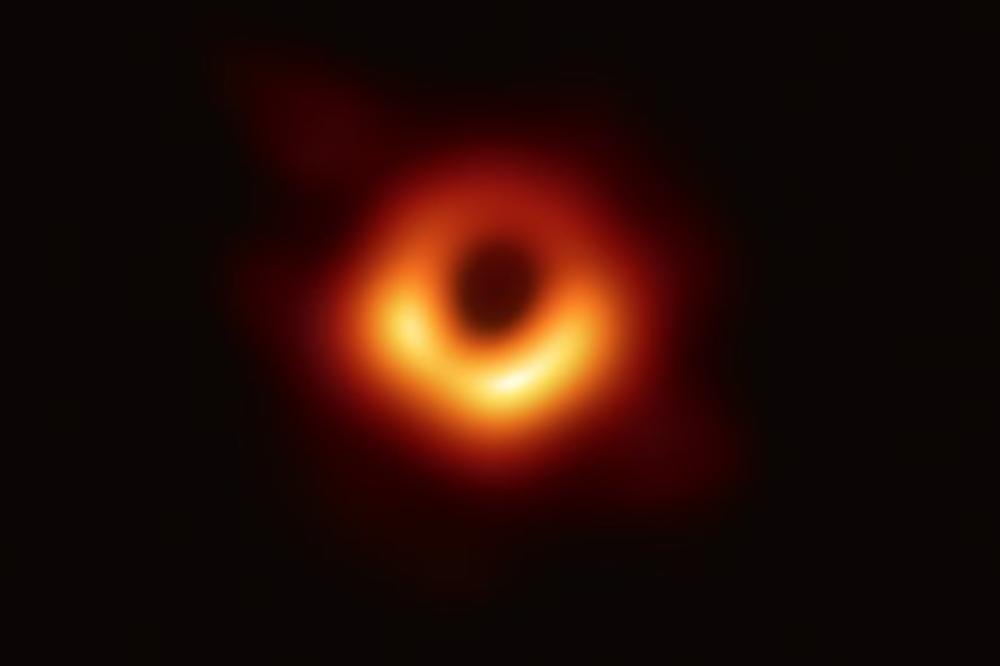 UPRAVO PRISUSTVUJEMO ISTORIJI: Ovo je prva fotografija CRNE RUPE! Prečnika je 100 MILIJARDI KM, a zbog ovoga bi mogla da padne i čuvena Ajnštajnova teorija! (VIDEO)