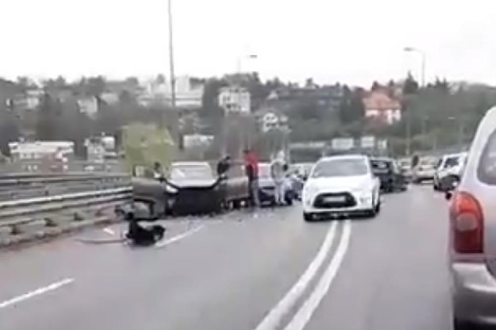 SAOBRAĆAJKA KOD MOSTA NA ADI: U sudaru dva putnička vozila dvoje povređeno (VIDEO)
