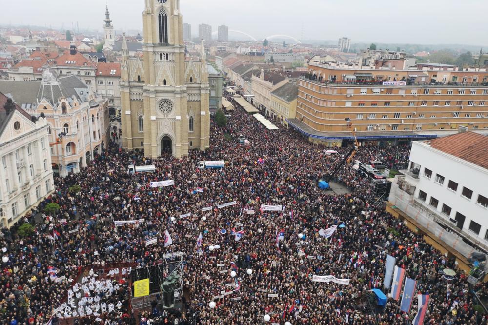 VELIČANSTVENI SKUP U NOVOM SADU: Pogledajte snimak iz vazduha, 40.000 građana okupljenih za Srbiju! Vijorile se zastave i gorele baklje! (KURIR TV)