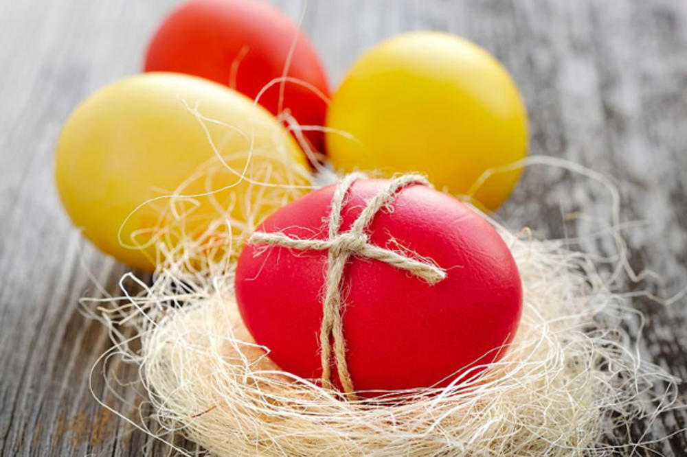 SKUVAJTE OVE NAMIRNICE I DOBIĆETE ŽUTU I CRVENU BOJU ZA JAJA: Ovako iskusne domaćice farbaju jaja za Uskrs
