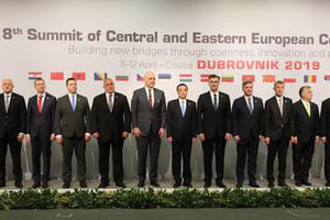 PLENKOVIĆU, DOMAĆINE I MUŠKARČINO: Sebe u sredinu, pa uza se Ramu, a dame na kraj?! Pogledajte gde su stajale premijerke na grupnoj fotografiji! LEPO, NEMA ŠTA (FOTO)