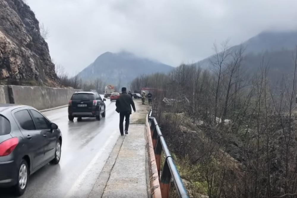 TRAGEDIJA NA PUTU SARAJEVO-PALE: Poginule 4 žene kada je automobil sleteo u provaliju do Miljacke! (VIDEO)