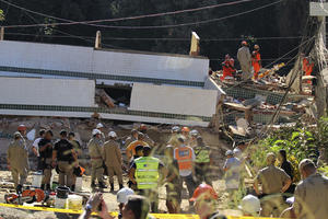 TRAGEDIJA U RIJU! Poplave srušile dve zgrade, ima MRTVIH! Spasioci pokušavaju da dopru do ljudi koji su živi zatrpani! (FOTO)