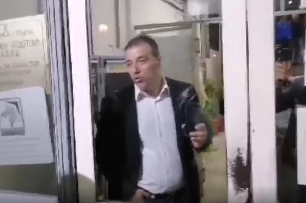 TORTURA U PARAĆINU: Predsednik Opštine Saša Paunović zaključao odbornike SNS, skinuo ručke sa vrata, zaključao toalete i sprečio ih da koriste vodu (KURIR TV)