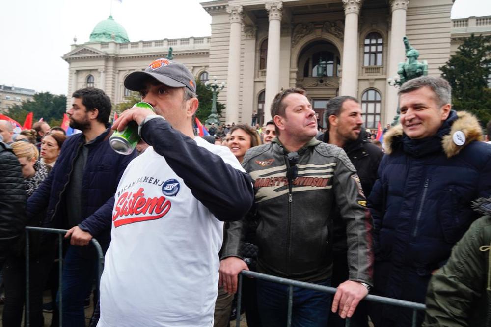 POLITIČKI DEBAKL LEČI ALKOHOLOM: Puko protest pa Sergej potegao pivo pa je izašao na binu i izvređao nacionalne manjine Srbije! (FOTO)