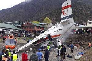 TEŠKA AVIONSKA NESREĆA U NEPALU: Avion skliznuo sa piste, pa udario u helikopter (FOTO, VIDEO)