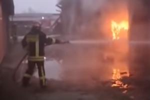 IZBIO VELIKI POŽAR NA PIJACI U GRADAČCU: Vatrogasci satima gasili, jedva uspeli da ga lokaliziju (VIDEO)