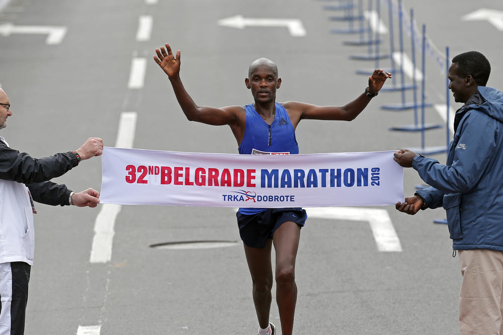 TRČI, UŽIVAJ I POMOZI NEKOME: Kenijac Ruto oborio rekord staze Beogradskog maratona (KURIR TV)