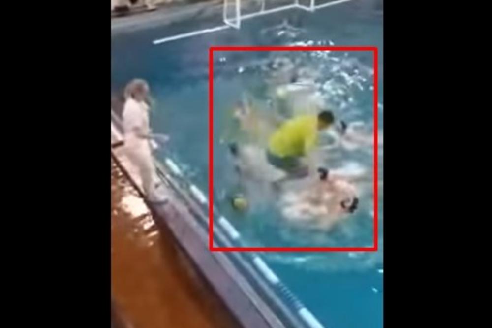 TRENER SA OBE NOGE SKOČIO VATERPOLISTI NA GLAVU! Ovakvu makljažu u bazenu u životu niste videli! (VIDEO)