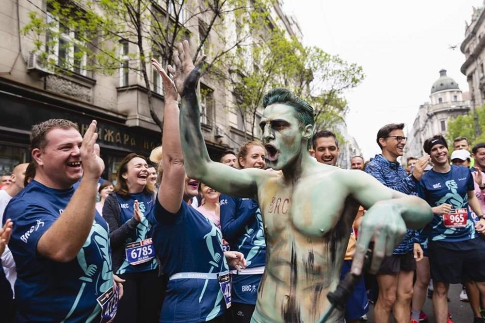 SPEKTAKL NA ULICAMA GLAVNOG GRADA: Beogradski pobednik sa Kalemegdana trčao maraton! (FOTO)