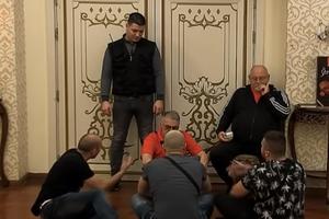 MORBIDNO! UKUĆANI SAHRANJUJU ŽIVOG MILOJKA: Starac (74) na podu, zapomaganje odjekuje vilom! (VIDEO)