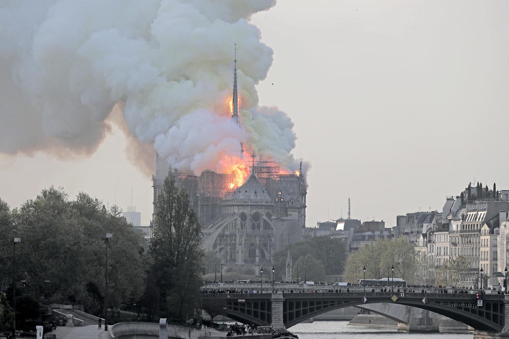 OPŠTA TUGA U FRANCUSKOJ: Fudbalski asovi u žalosti zbog požara u katedrali Notr Dam!