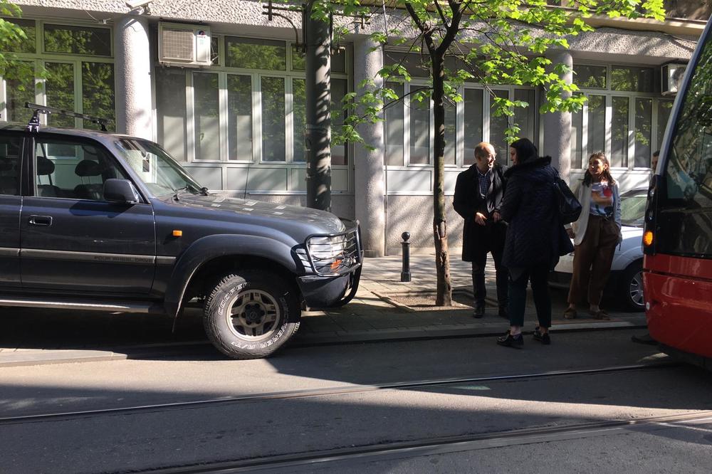 BAHATI STRANAC ZAKRČIO CENTRALNU ULICU U BEOGRADU: Ostavio džip da viri na kolovozu, zaustavio tramvaj, a onda je nastao haos! (FOTO)