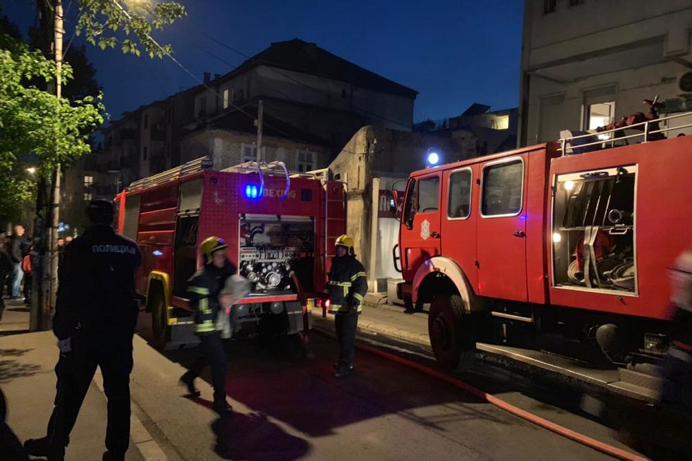 VELIKI POŽAR NA ZVEZDARI: Gori kuća, vatrogasci se bore sa stihijom (KURIR TV)