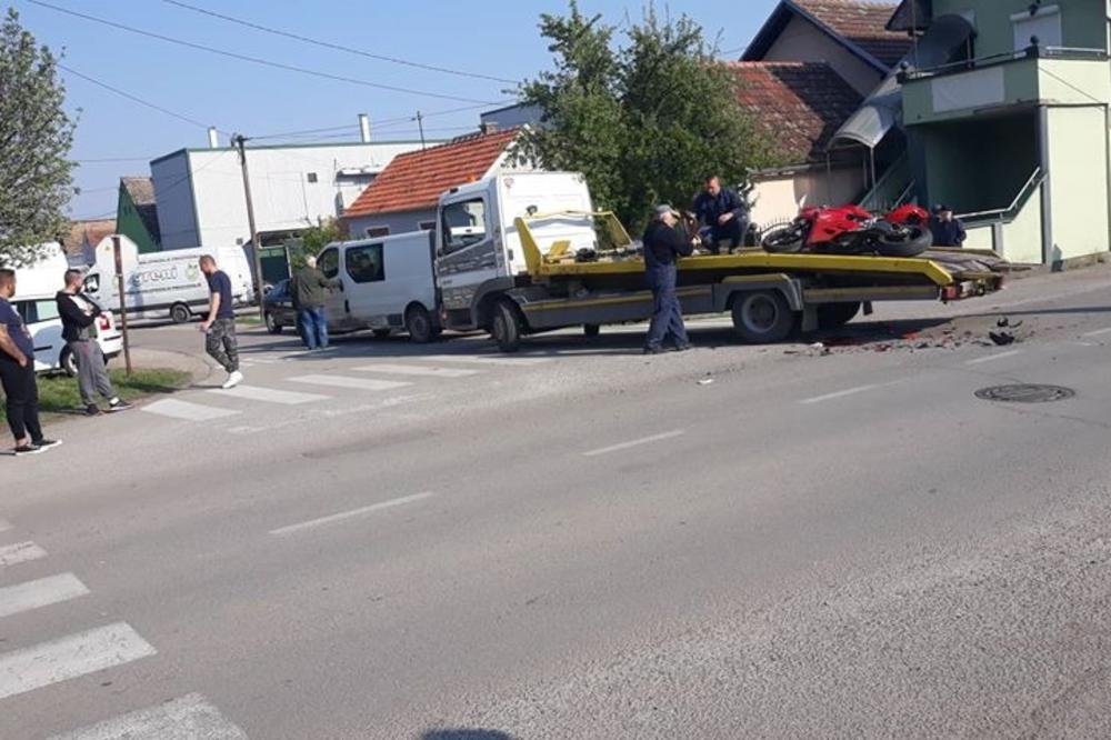 TEŠKA NESREĆA U RUMI: Motociklista se zakucao u kombi, poginuo na mestu (FOTO)