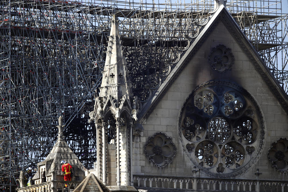 OVDE SE POJAVIO PRVI PLAMEN U NOTR DAMU: Pogledajte kako izgleda spaljeni krov katedrale nakon požara (VIDEO)