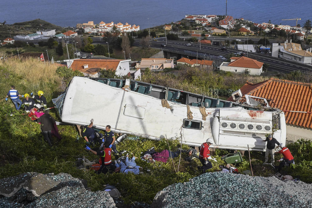 NOVI DETALJI NESREĆE U PORTUGALIJI: U udesu autobusa poginulo 29, evo gde su sve spasioci tražili preživele (VIDEO)