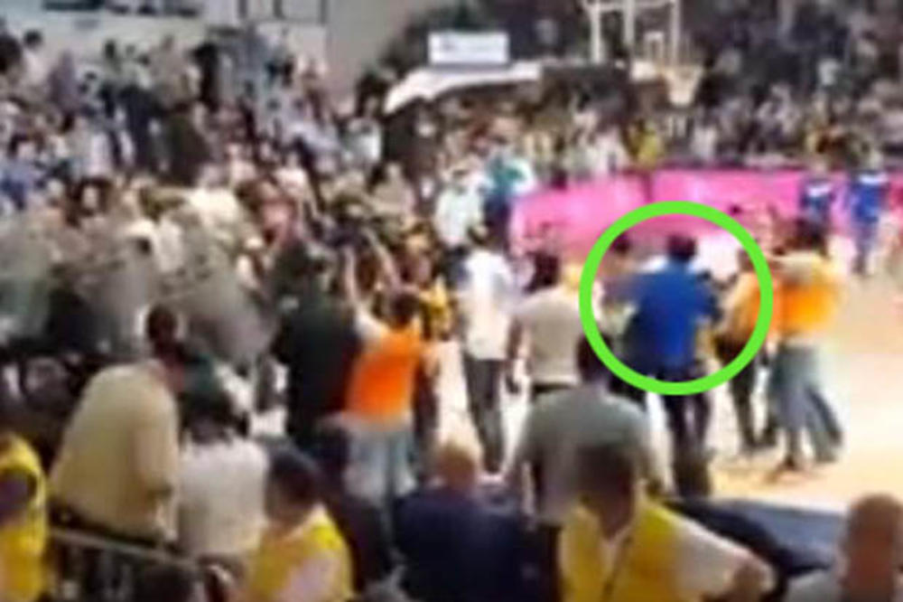 SKANDAL U MORAČI! Sin ministra policije Crne Gore šetao po terenu i PLJUVAO košarkaše Crvene zvezde! Niko ga nije zaustavio! (VIDEO)