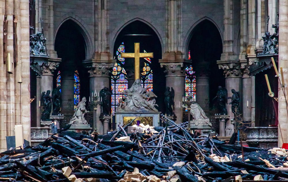 Čudo u katedrali... Neoštećeni oltar posle požara u Notr Damu