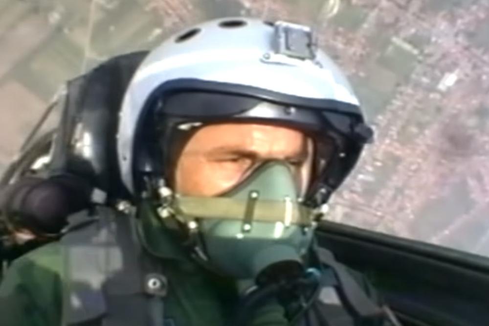 VEČNI ČUVAR NAŠEG NEBA: Delije ne zaboravljaju HEROJA! Navijači Crvene zvezde u jeku slavlja titule setili se hrabrog pilota poginulog tokom NATO bombardovanja (KURIR TV)
