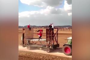 POTPUNI HIT! Trambolina prikačena na traktor juri po putu, a oni se ludo zabavljaju! (VIDEO)