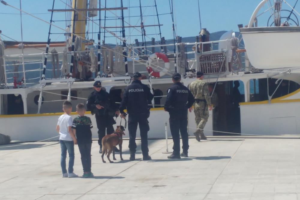 SKANDALOZNO! PODOFICIR UNEO DROGU NA VOJNI BROD: Crnogorska policija uhapsila vodnika za pokušaj šverca 50 KILOGRAMA KOKAINA školskim brodom Jadran! (FOTO)