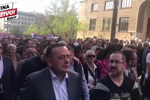 MINISTAR ANTIĆ PREDVODI KOLONU: More ljudi ide ka Narodnoj skupštini uz zvuke trubača! (KURIR TV)