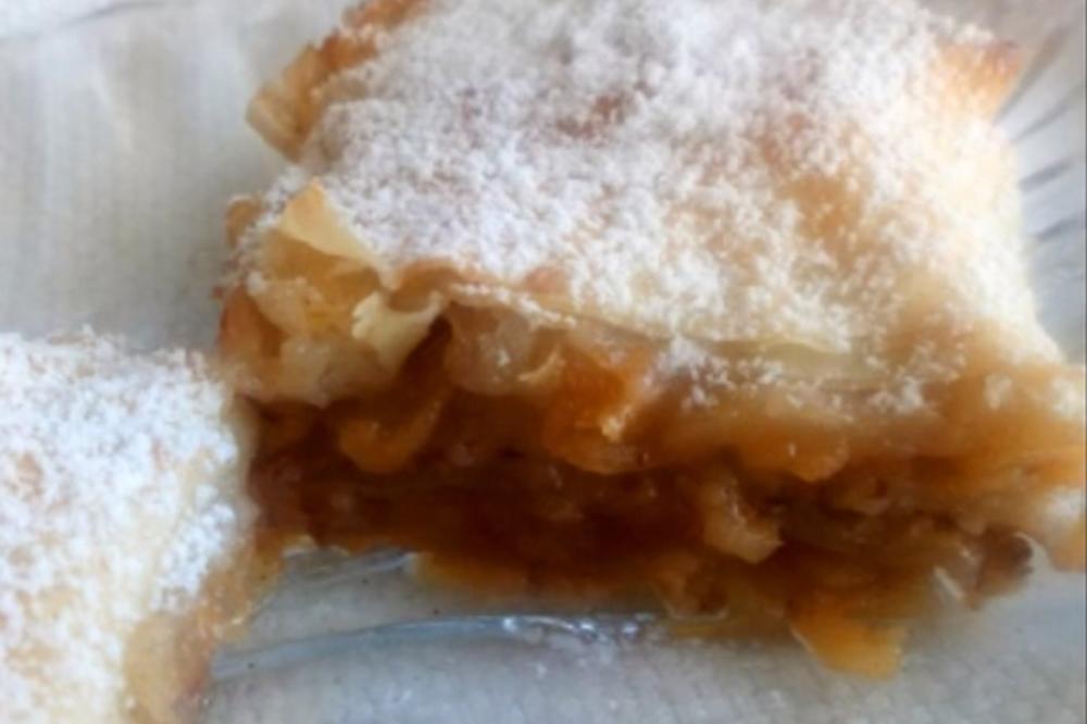 POSNA VIKEND POSLASTICA: Za prste će vam se zalepiti ukusna pita sa jabukama, grizom i orasima! (FOTO)