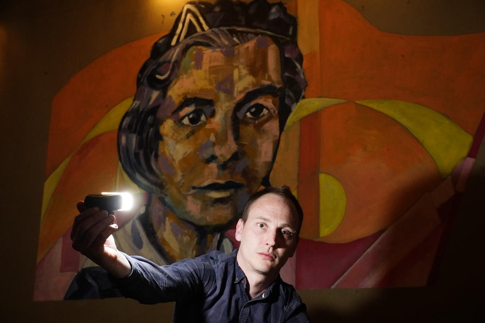 Bojan ispred svog portreta Drinke Pavlović