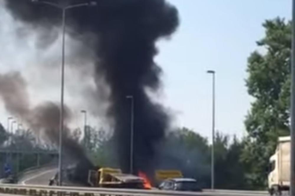DRAMA NA AUTO-PUTU, CRNI DIM KULJAO NA SVE STRANE: Zapalio se kamion kod Smedereva, čovek ležao na putu?! (VIDEO)