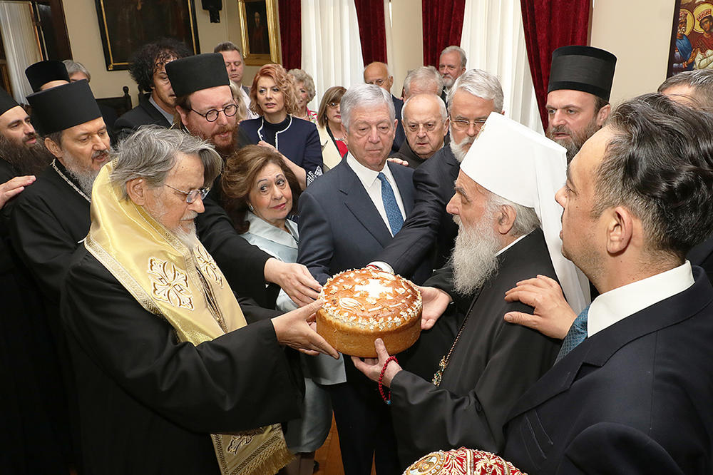 SRPSKI PATRIJARH PROSLAVIO KRSNU SLAVU: Posle liturgije upriličeno lomljenje kolača! Proslavi prisustvovao i predsednik Vučić (FOTO)