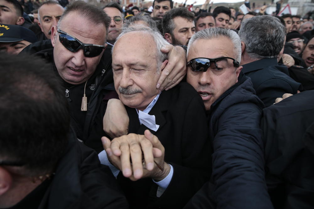 HAOS U TURSKOJ NA SAHRANI VOJNIKA: Umalo linčovali lidera glavne opozicione stranke (FOTO, VIDEO)