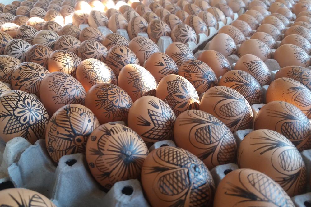 HIT NA LOZNIČKOJ PIJACI: Ručno oslikana jaja od 30 do 200 dinara (FOTO)